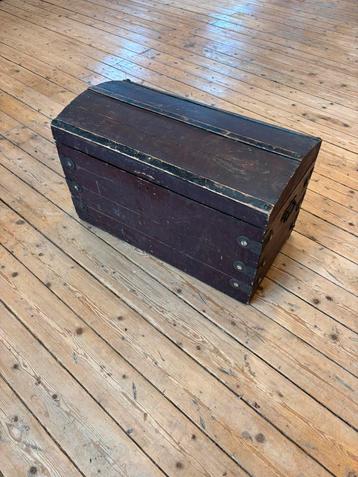 Oude legerkist dekenkist beschikbaar voor biedingen