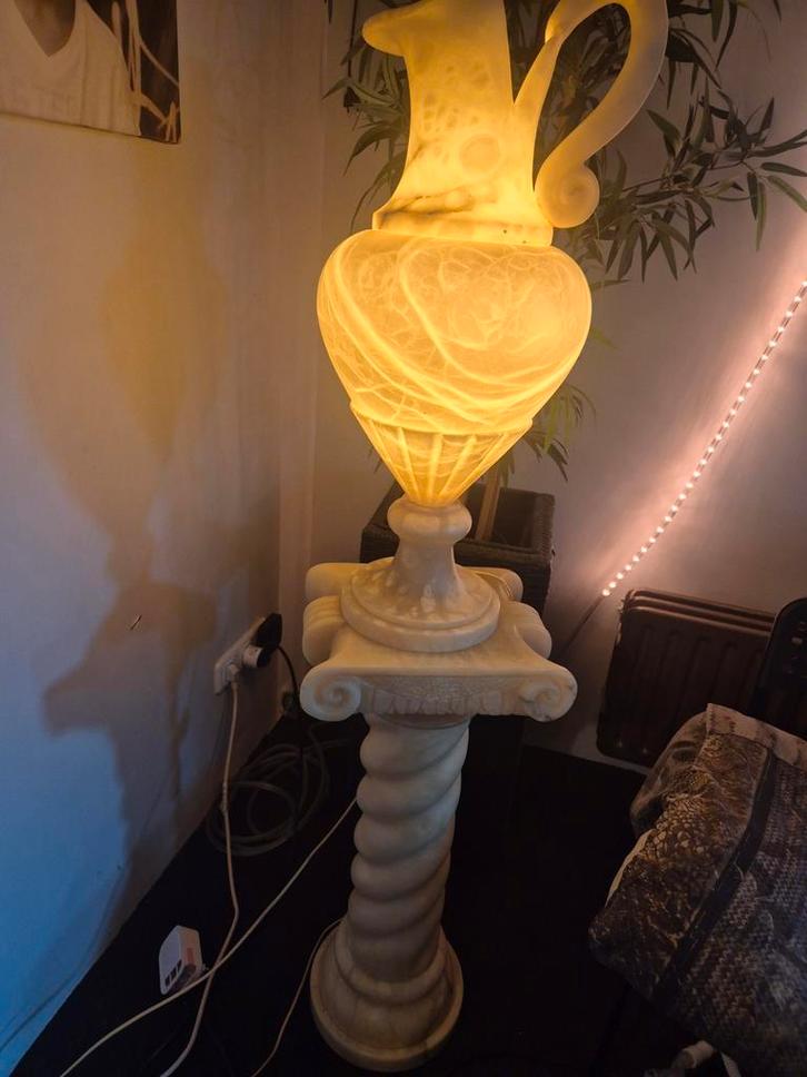 Bijzondere Albast Stenen Lamp onderste paal ook verlicht, Huis en Inrichting, Lampen | Vloerlampen, Zo goed als nieuw, 150 tot 200 cm