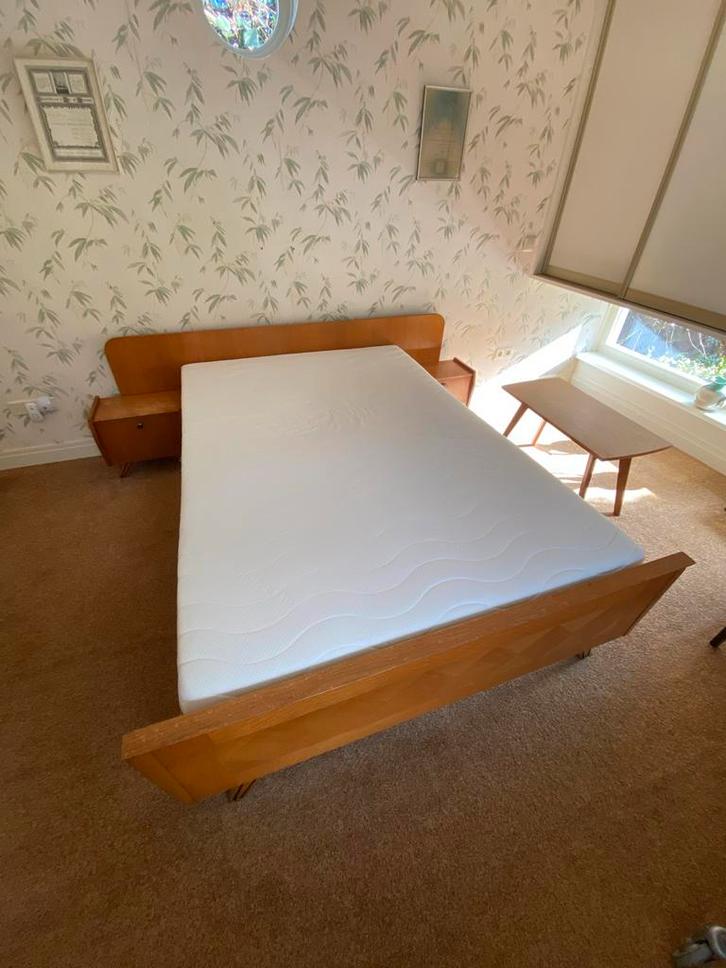 Vintage houten tweepersoonsbed met nachtkastjes, Huis en Inrichting, Slaapkamer | Bedden, Gebruikt, Tweepersoons, Overige maten