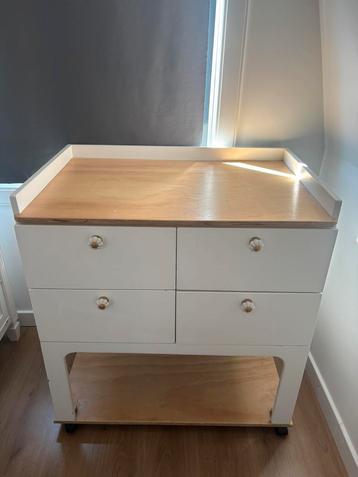 Unieke handgemaakte commode beschikbaar voor biedingen