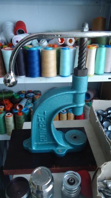 knopenmachine Humbel met Toebehoren beschikbaar voor biedingen