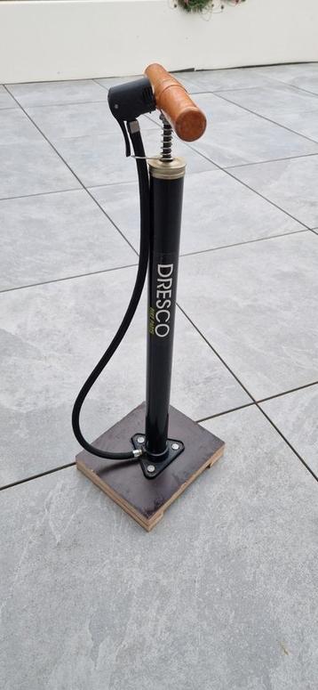 het is een nieuwe fietspomp 1x gebruikt beschikbaar voor biedingen