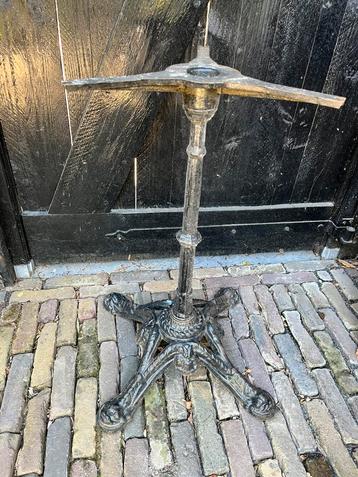 Gietijzer Tuintafelpoot beschikbaar voor biedingen