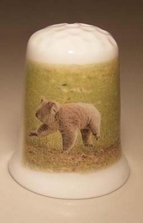 Koala beer op het gras vingerhoedje, Verzamelen, Vingerhoedjes, Nieuw, Nederland, Porselein, Ophalen of Verzenden