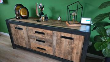 Industriële Dressoirkast / TV Kast met Stoelen beschikbaar voor biedingen