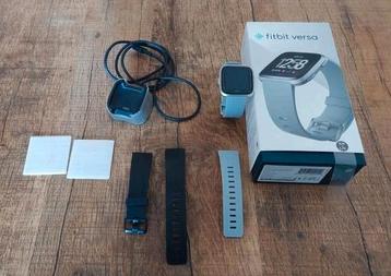 Fitbit Versa smartwatch sport horloge zilver met accessoires beschikbaar voor biedingen