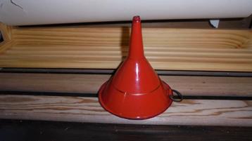 rood emaille trechtertje met bies, doorsnee 11cm beschikbaar voor biedingen