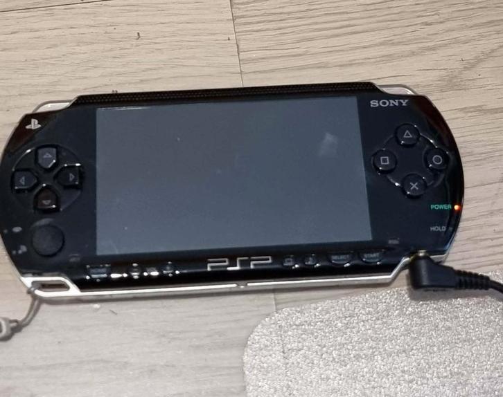 Sony PSP 1004kmet extras, Spelcomputers en Games, Spelcomputers | Sony PSP, Zo goed als nieuw, PSP, Zwart, Met games, Ophalen of Verzenden