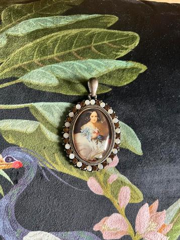 Mooie grote hanger portret barok meisje met strasssteentjes beschikbaar voor biedingen