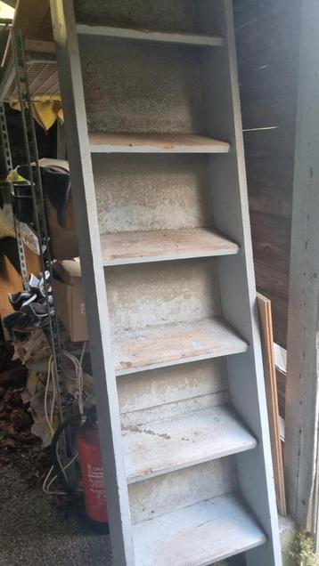 Houten Trapkast/Boekenkast beschikbaar voor biedingen