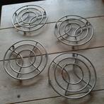 4 ijzeren onderzetters pannen, Ophalen of Verzenden, Gebruikt, Rvs, Pannenset