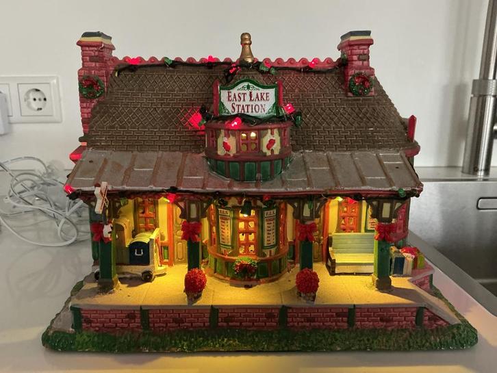 East Lake Station Kersthuis lemax aanv kerstdorp, Diversen, Kerst, Zo goed als nieuw, Ophalen of Verzenden