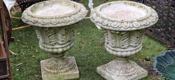2 Engelse stijl gegoten betonnen tuinvazen (brocante) beschikbaar voor biedingen