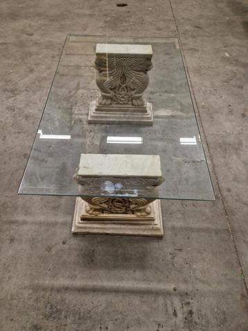 Klassieke salontafel met glazen blad en marmeren zuilen beschikbaar voor biedingen