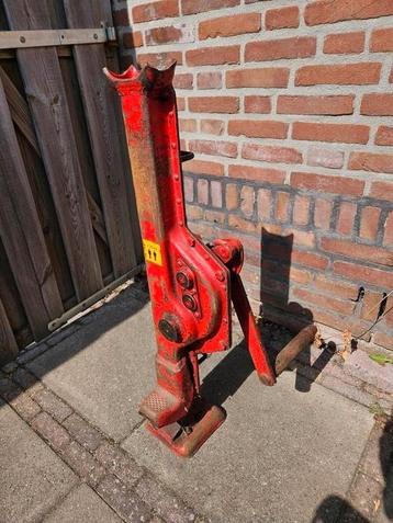 Domme kracht (krik) 10 ton beschikbaar voor biedingen