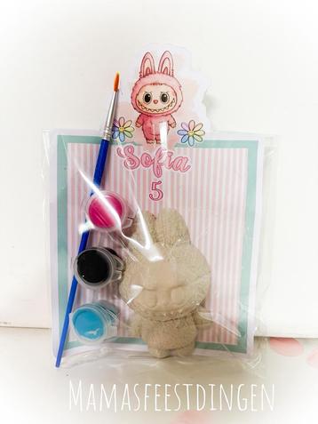 Traktatie verfset labubu beschikbaar voor biedingen