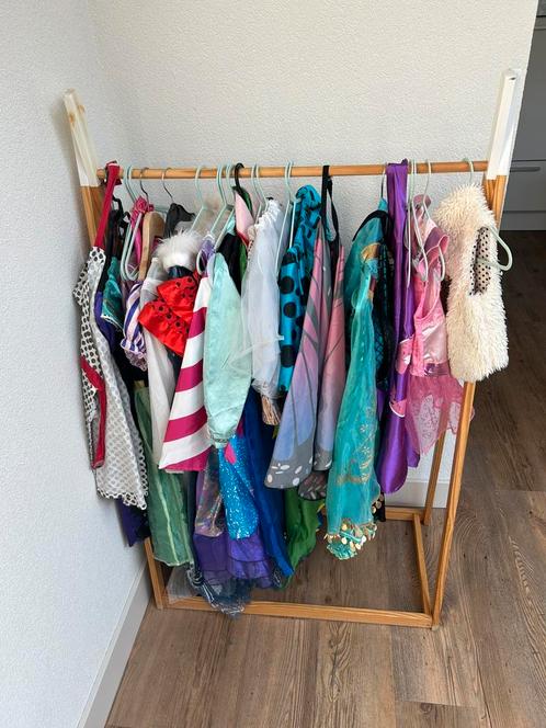 Mooi rek met verkleed/princessen jurken, Kinderen en Baby's, Carnavalskleding en Verkleedspullen, Zo goed als nieuw, Meisje, Ophalen