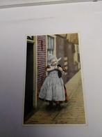 VOLENDAM.  KLEIN MEISJE IN KLEDERDRACHT, Ophalen of Verzenden, Voor 1920, Noord-Holland