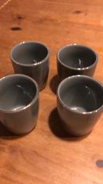 4 grijze porseleinen drink bekers met een gouden rand, Verzenden, Zo goed als nieuw, Overige stijlen, Kop(pen) en/of Schotel(s)