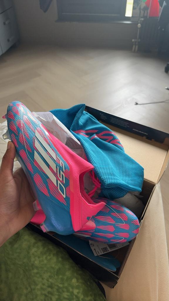 Adidas F50 “Bubblegum” Laceless Maat 44, Sport en Fitness, Voetbal, Zo goed als nieuw, Schoenen, Ophalen of Verzenden