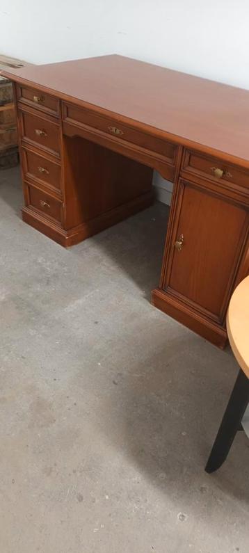Klassiek kersenhout bureau beschikbaar voor biedingen