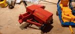 New holland pers rood en geel met balenkarretje, Hobby en Vrije tijd, Modelauto's | 1:32, Ophalen of Verzenden, Zo goed als nieuw