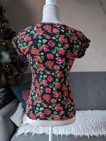 Zwart shirt met vrolijke rozen, maat m. beschikbaar voor biedingen