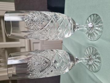 2 schitterend geslepen geëtst kristallen champagne flutes beschikbaar voor biedingen