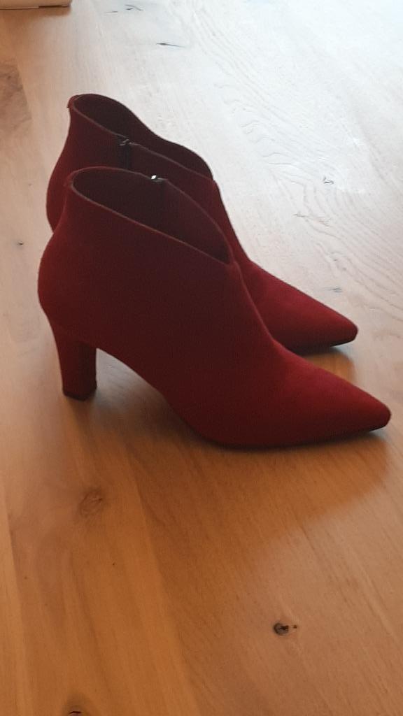 suède enkellaarsjes van Lilian, maat 36/37. Z.G.A.N., Kleding | Dames, Schoenen, Zo goed als nieuw, Lage of Enkellaarzen, Rood