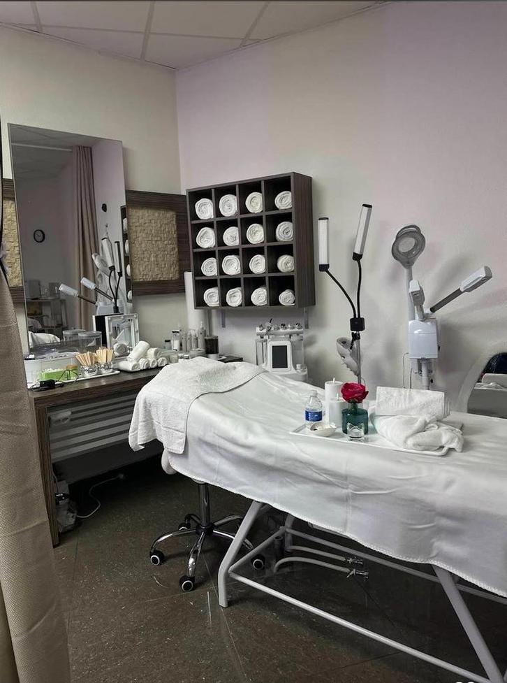 Nagelstyliste & Masseuse Gezocht - Den Haag, Vacatures, Vacatures | Uiterlijke verzorging, MBO, Starter, Overige vormen, Geschikt als bijbaan