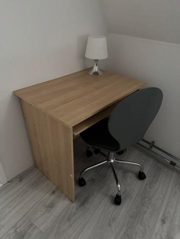 Klein praktisch bureau beschikbaar voor biedingen