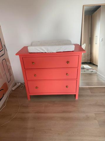 Mooie roze commode beschikbaar voor biedingen