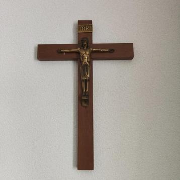 Antiek kruisbeeld met Jezus in koper beschikbaar voor biedingen