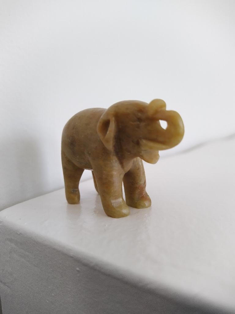 Klein olifantje van speksteen met de slurf omhoog, Antiek en Kunst, Ophalen of Verzenden