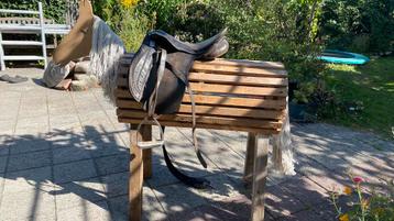 Houten paard met zadel beschikbaar voor biedingen