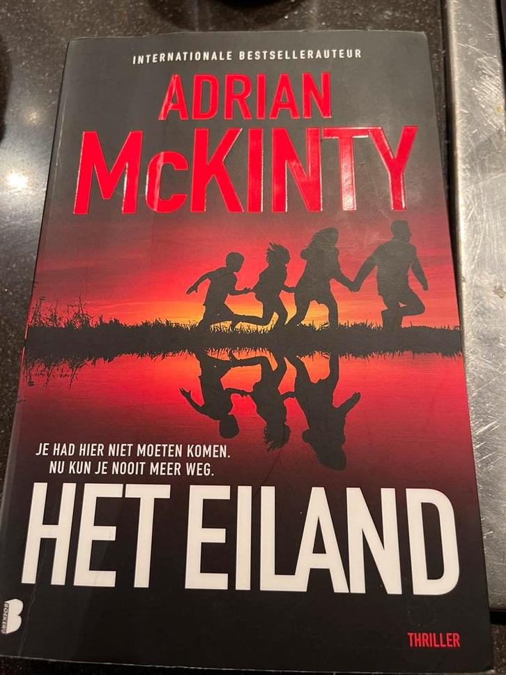Adrian McKinty - Het eiland, Boeken, Thrillers, Zo goed als nieuw, Ophalen of Verzenden