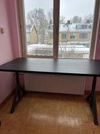 Zwart bureau van IKEA (op hoogte verstelbaar), Ophalen, In hoogte verstelbaar, Zo goed als nieuw, Bureau