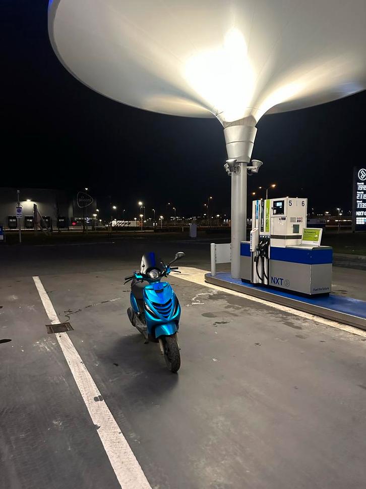 Piaggio Zip 50cc Geel Kenteken - Scooter, Fietsen en Brommers, Scooters | Yamaha, Gebruikt, Overige modellen, Maximaal 45 km/u