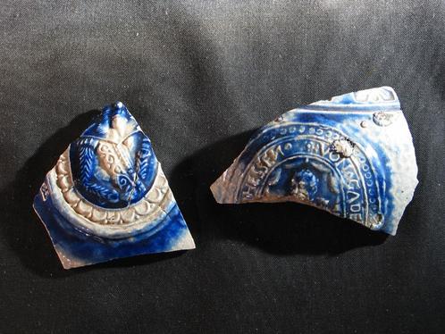 2 fragmenten zegels Westerwald 1650. 2058, Antiek en Kunst, Antiek | Keramiek en Aardewerk, Ophalen of Verzenden