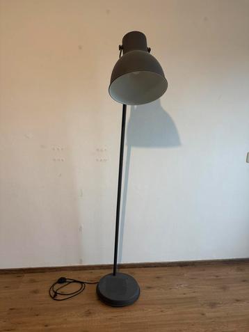Ikea staande lamp beschikbaar voor biedingen