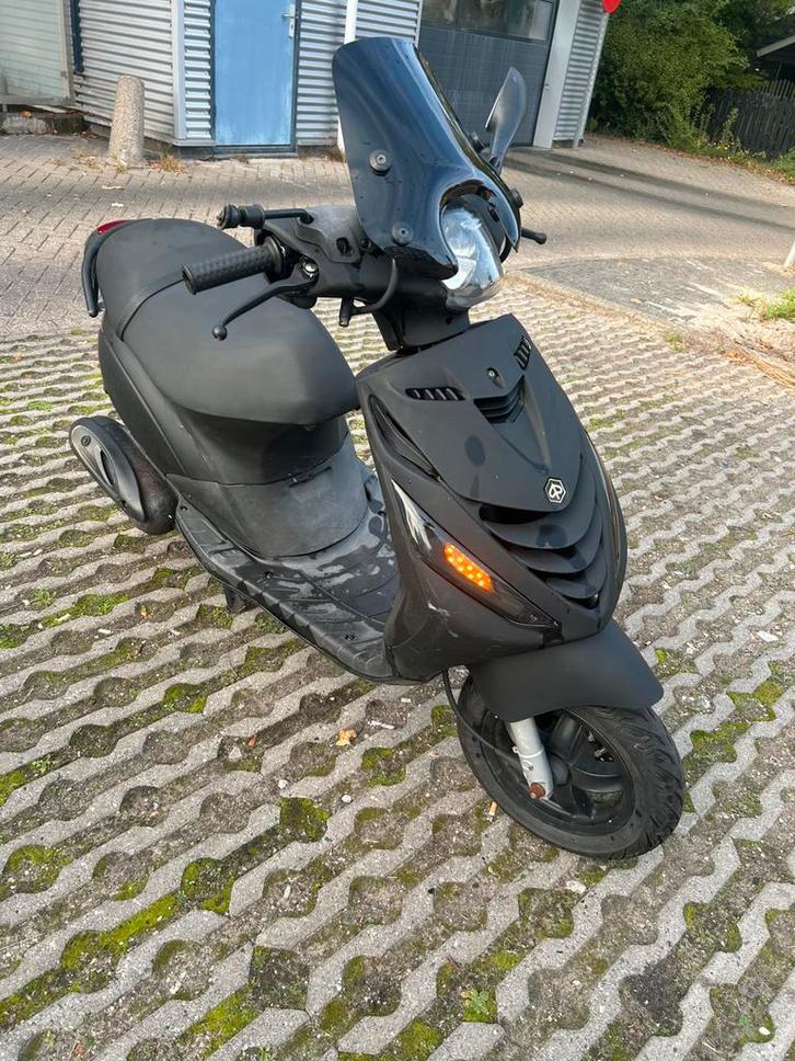 Piaggio zip opknapper 2013, Fietsen en Brommers, Scooters | Piaggio, Gebruikt, Zip, Maximaal 25 km/u, Benzine, Ophalen