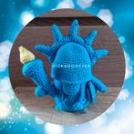 Nieuwe zelfgehaakte knuffel. Leuke blauwe gnoom, dwerg., Ophalen of Verzenden, Nieuw, Overige typen