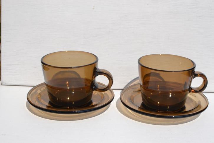 Vintage gekleurd glas jaren 70 rookglas bruin 12 kopjes, Huis en Inrichting, Keuken | Servies, Zo goed als nieuw, Kop(pen) en/of Schotel(s)