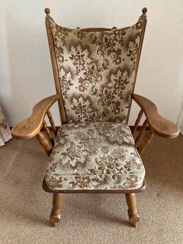 Houten Fauteuil met Stoffen Bekleding beschikbaar voor biedingen
