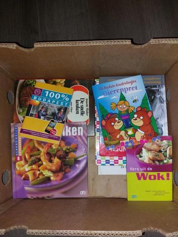 2 Bananendozen met Kookboeken. beschikbaar voor biedingen