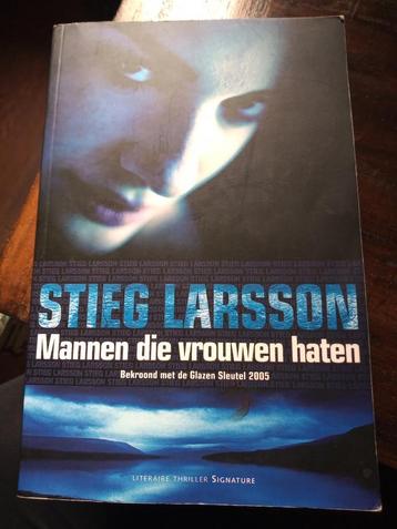 Stieg Larsson - Mannen die vrouwen haten beschikbaar voor biedingen