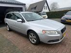 Volvo V70 2.0 Kinetic 2009 Nieuw model Leder Navi, Auto's, Gebruikt, Handgeschakeld, 84 €/maand, 1500 kg
