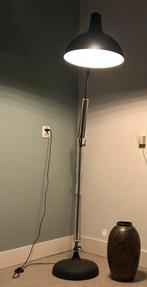 Zwarte staande industriële lamp, Ophalen, Zo goed als nieuw