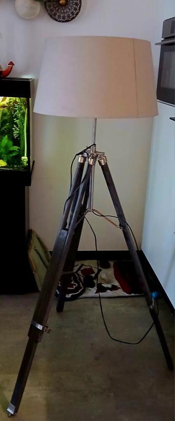Lamp op statief beschikbaar voor biedingen