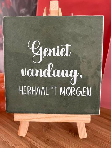 Tegeltjes met teksten beschikbaar voor biedingen